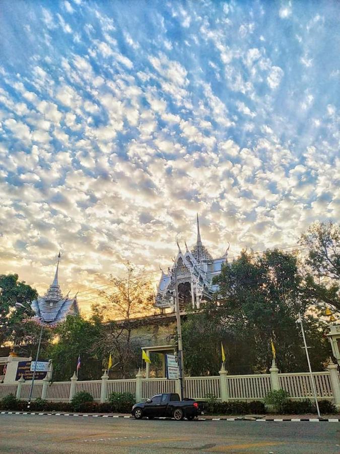 Sunray Guesthouse สุนันท์บ้านพักริมคลอง Uthai Thani Exterior foto