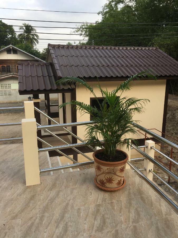 Sunray Guesthouse สุนันท์บ้านพักริมคลอง Uthai Thani Exterior foto
